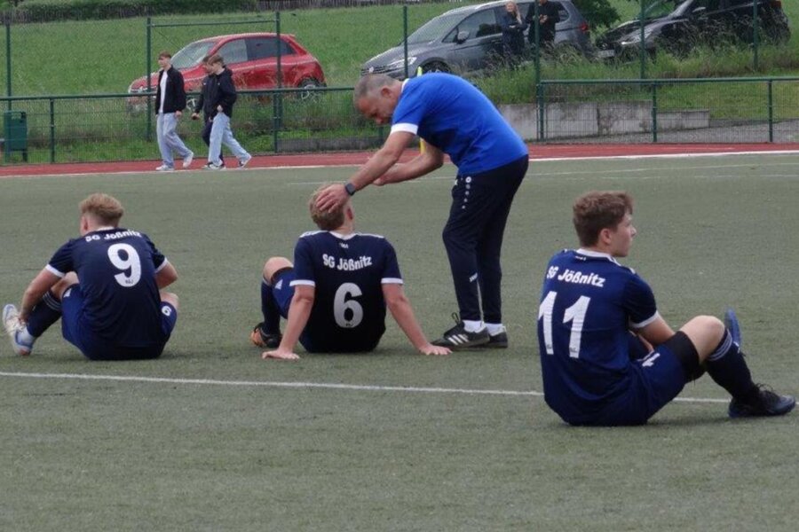 Letzter Spieltag in der Vogtlandliga: SG Jößnitz muss Gang in die Vogtlandklasse antreten - Der Jößnitzer Trainer Mathias Köhler tröstet nach dem Abpfiff seine Spieler.