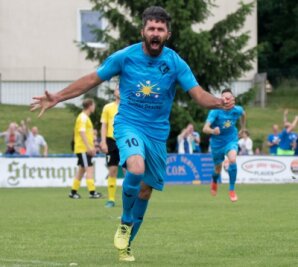 Letzter Spieltag mit Rechenschieber - Youssef Naemt bejubelt sein Tor zum 2:0 des SV Concordia gegen Wacker Plauen. Am Ende stand ein 3:1-Erfolg der Concorden, die mit einem Sieg gegen Neumark sicher in der Vogtlandliga bleiben würden.