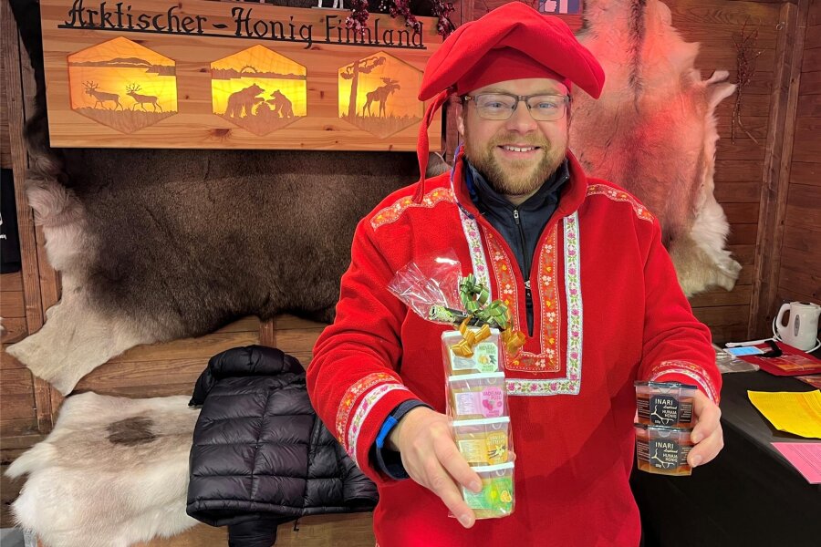 Letzter Tag auf dem Chemnitzer Weihnachtsmarkt: Händler ziehen gemischte Bilanz - Juha Sahlstein ist Finne und verkauft Honig auf dem Weihnachtsmarkt.