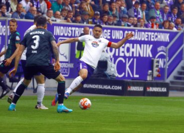 Letztes Heimspiel in der 2. Bundesliga: Aue unterliegt Bremen mit 0:3 - Am Ball: Dima Nazarov, Stürmer des FC Erzgebirge Aue.