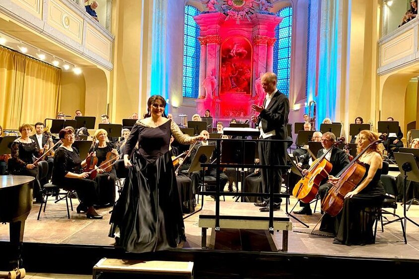 Letztes Sinfoniekonzert mit Chefdirigent Jörg Pitschmann und Primadonna Leonora Weiß-del Rio