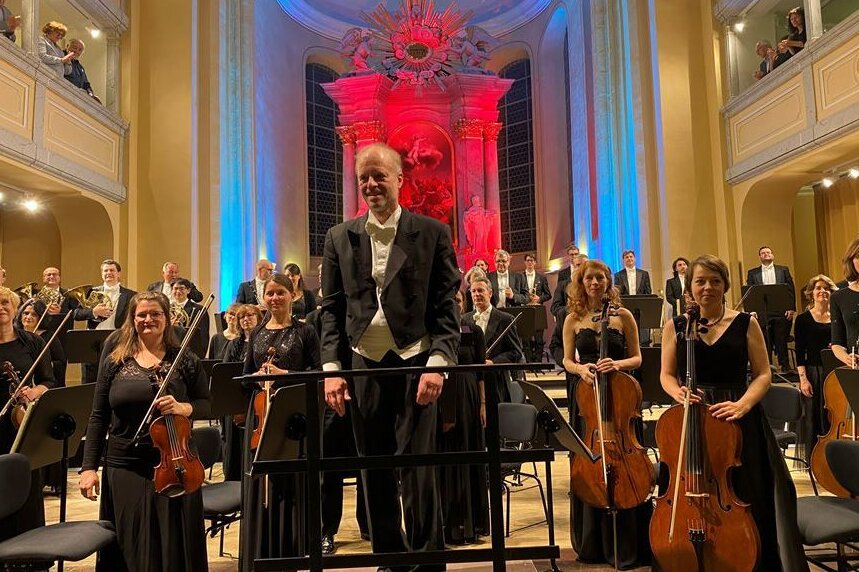Rund 230 Besucherinnen und Besucher haben das letzte Sinfoniekonzert von Generalmusikdirektor Jörg Pitschmann am Donnerstagabend in der Freiberger Nikolaikirche erlebt.