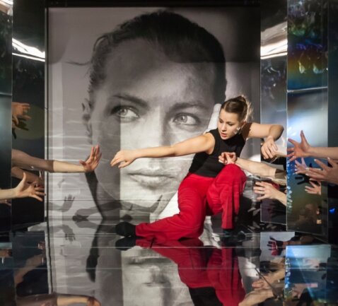 Letztes Tanzstück ist starken Frauen gewidmet - Das von Annett Göhre choreografierte Ballettstück "Marie! Romy! Petra!" erzählt die Lebensgeschichten dreier berühmter Frauen, unter anderem dargestellt von Ensemble-Mitglied Yael Fischer.