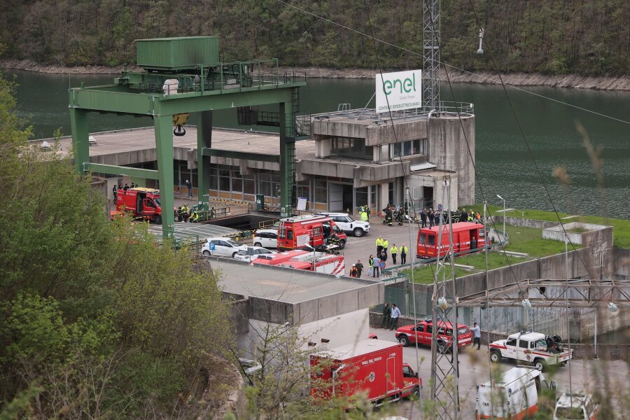 Letztes Todesopfer nach Explosion an Stausee geborgen - Die Feuerwehr sichert am 9. April den Ort der Explosion an einem Wasserkraftwerk am Stausee von Suviana ab.