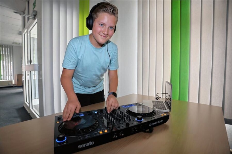 Leubnitz: 13-jähriger DJ stand schon als Kleinkind hinterm Mischpult - Für den Fotografen hat Till mal so getan, als ob. Wenn er auflegt, sieht sein Platz nicht ganz so aufgeräumt aus.