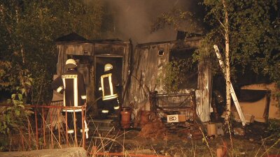 Leubnitz: Aufenthaltsgebäude niedergebrannt - Aus bisher unbekannter Ursache hat am Samstagabend auf einem Firmengelände am Körnerplatz in Leubnitz ein aus Metallblech bestehendes Gebäude in Flammen gestanden.
