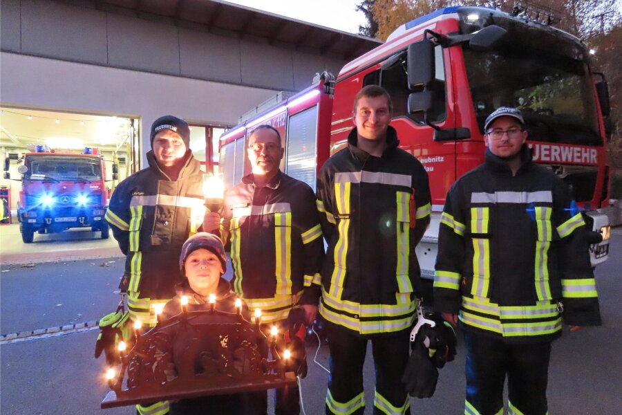 Leubnitz: Feuerwehr lädt zum Lichterfest und Technik-Gucken ein - Die Mitglieder der Ortsfeuerwehr Leubnitz laden für Samstag zum Lichterfest ans Gerätehaus ein.