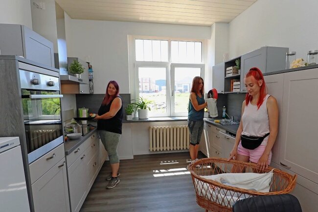 Leubnitz: Hilfsbedürftige Mütter unter Aufsicht meistern den Alltag in der Pandemie - Saskia Kantwerk, Sina Busemann und Alexandra Block (von rechts) freuen sich über die neue Küche. Der Kauf wurde durch zahlreiche Spenden möglich. 