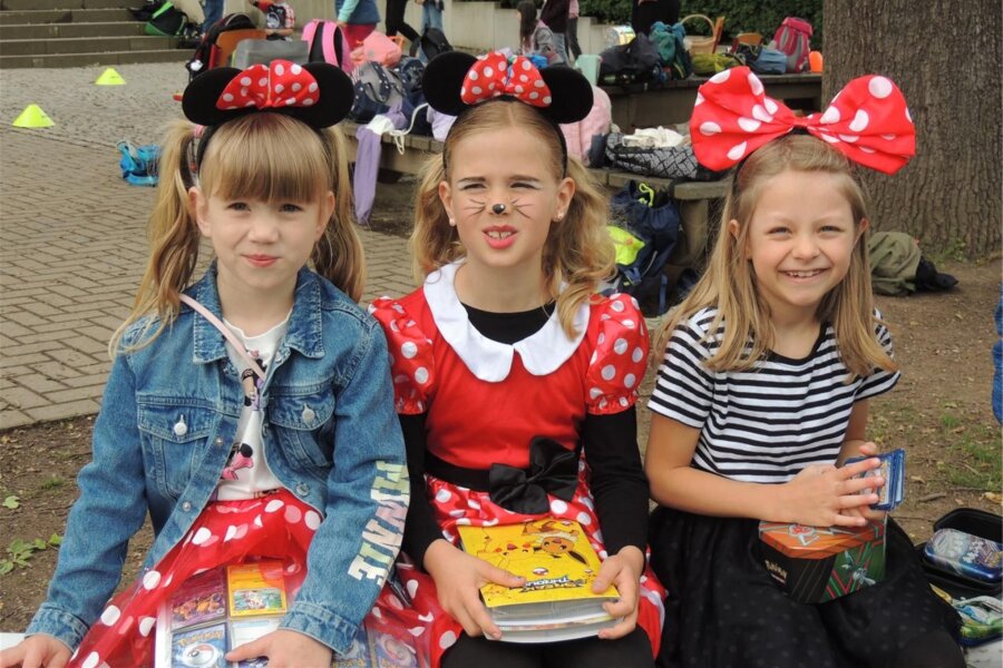 Leubnitz: Schulhof verwandelt sich in Disneyland - Mila, Marie und Malea (von links) aus der 1. Klasse waren als Mickey-Mäuse zum Fest gekommen.
