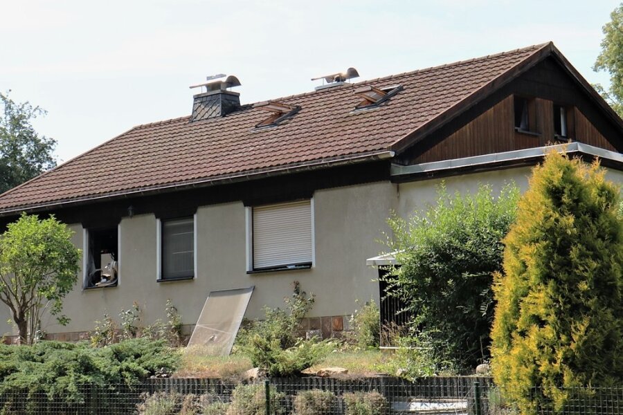 Leubsdorf: Brand in Wohnhaus kostet ein Menschenleben - Beim Brand in diesem Wohnhaus im Leubsdorfer Ortsteil Hohenfichte ist eine 83-jährige Frau ums Leben gekommen. 
