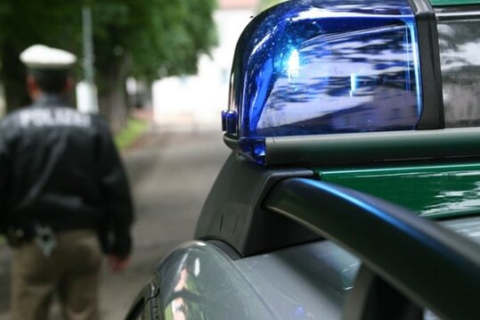 Leubsdorf: Bus prallt gegen Baum - vier Verletzte - 