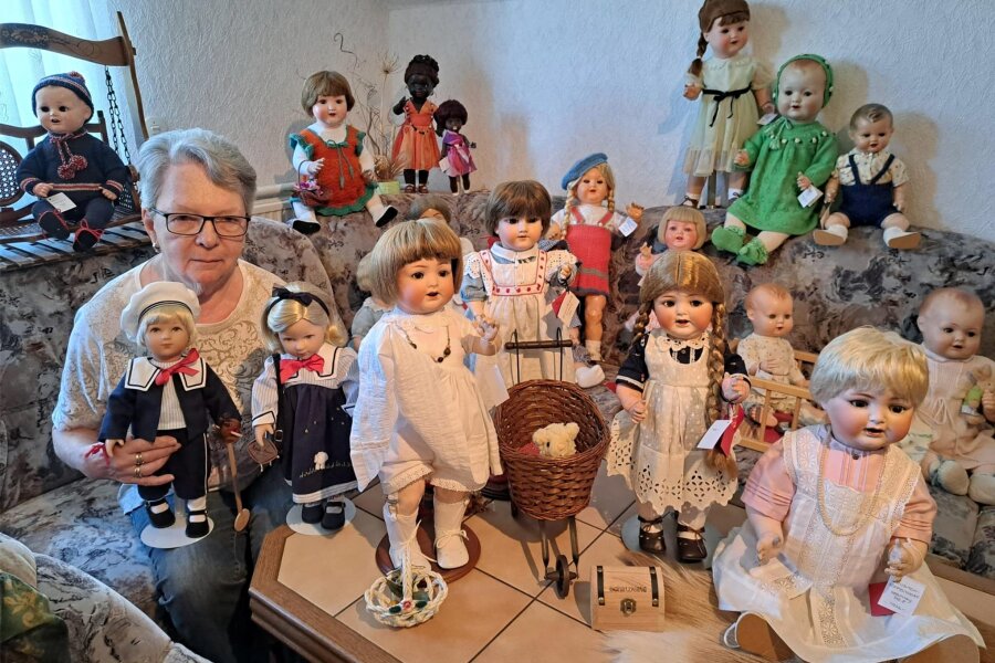 Leubsdorf: Warum eine Puppenfamilie ein neues Zuhause sucht - Monika Morgensterin mit ihren geliebten Puppen. Von vielen will sie sich nun trennen.