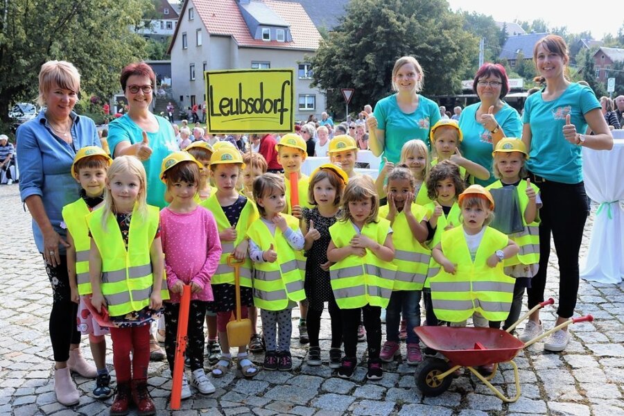 Mädchen und Jungen aus der Kita "Rasselbande" Leubsdorf gestalteten während der Feier zur offiziellen Freigabe der Hauptstraße ein kleines Programm.