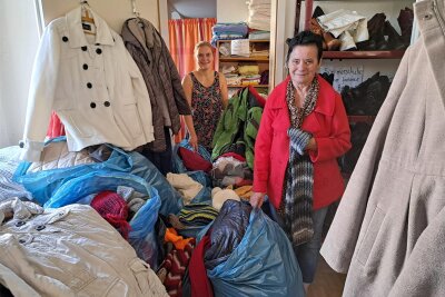 Leubsdorfer Kleiderkammer räumt auf: 91 Kartons voller Hilfsgüter sind zusammengekommen - Dorothée Ranfeld und Roswitha Eckardt (v. l.) packen Beutel mit warmer Winterkleidung, die nach Donezk in die Ukraine gebracht wird.