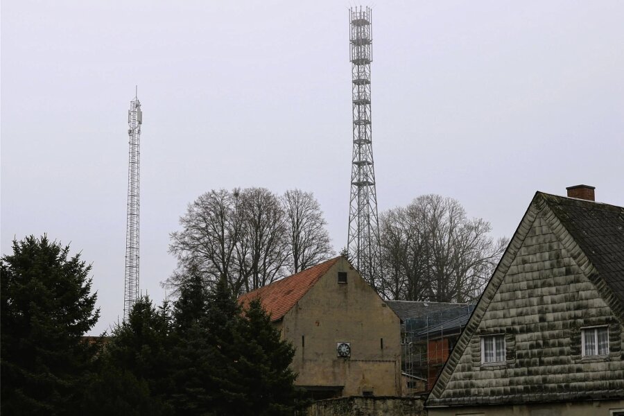 Leubsdorfs Bürgermeister sagt Treffen mit Funkmast-Gegnern ab - Im Leubsdorfer Ortsteil Marbach wurde bereits ein neuer Funkmast (r.) errichtet.