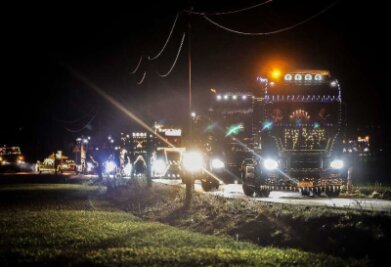 Leuchtender Fahrzeugtross in Mülsen stimmt auf Weihnachten ein - 