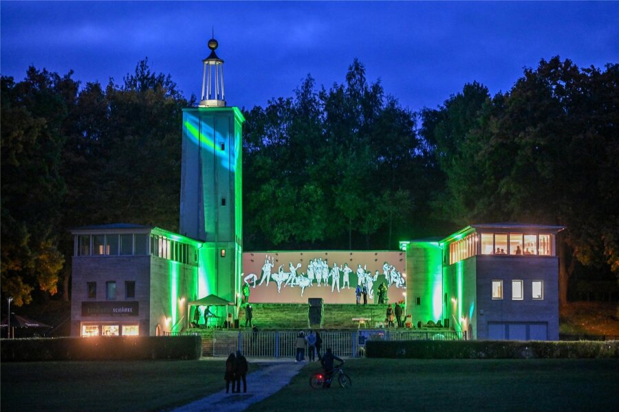 Leuchtendes Jubiläum der Chemnitzer Küchwaldbühne: Wenn ein altes Wandbild zu tanzen beginnt - Ab der Dämmerung erstrahlt das Bauwerk bis Dienstag mit einer animierten Lichtshow.