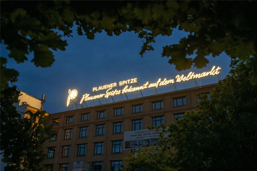 Leuchtreklame in Plauen leuchtet zum Teil auch am Tag - Teile des Schriftzuges an der Dürerstraße leuchten derzeit auch tagsüber.