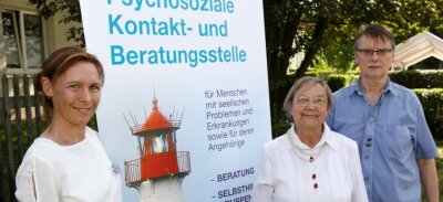 Leuchtturm als Orientierung in stürmischen Zeiten - Susanne Fischer (l.), die Leiterin der Psychosozialen Kontakt- und Beratungsstelle in Glauchau, mit Gudrun Schneider und Matthias Lory. 