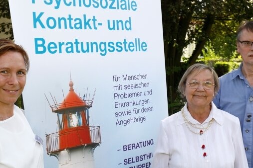 Leuchtturm als Orientierung in stürmischen Zeiten - Susanne Fischer (l.), die Leiterin der Psychosozialen Kontakt- und Beratungsstelle in Glauchau, mit Gudrun Schneider und Matthias Lory. 