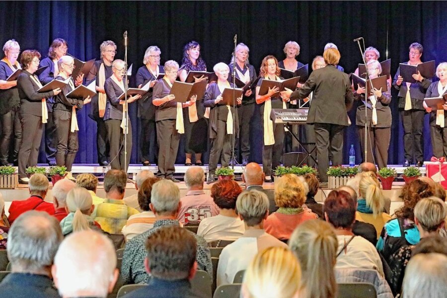 Der Frauenchor "Cantaria" beim Jubiläumskonzert. 