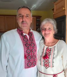 "Leute können nicht mehr nach Hause" - Achim Döbrich und seine Frau Gabi aus Elsterberg leben seit 20 Jahren in der Ukraine. Im zentralukrainischen Dorf Protopopiwka haben sie ein christliches Hilfsprojekt aufgebaut. Trotz des jetzt in der Ukraine geführten Krieges sind sie bisher in der Krisenregion geblieben. In der "Freien Presse" berichten sie, wie es ihnen ergeht.