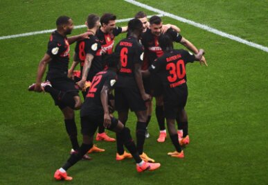 Leverkusen gewinnt Pokal und macht das Double perfekt - Der deutsche Meister setzte sich im Finale gegen Kaiserslautern trotz langer Unterzahl mit 1:0 durch.
