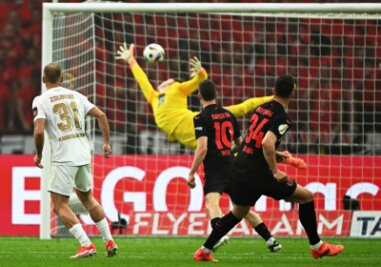Leverkusen gewinnt Pokal und macht das Double perfekt - Granit Xhaka (r) traf mit einem Weitschuss zum 1:0 für die Werkself.