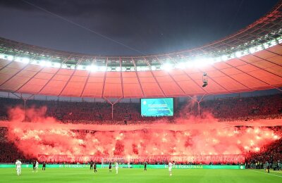 Leverkusen gewinnt Pokal und macht das Double perfekt - Kaiserslauterns Fans sorgten kurz nach Beginn der zweiten Halbzeit für eine Spielunterbrechung.