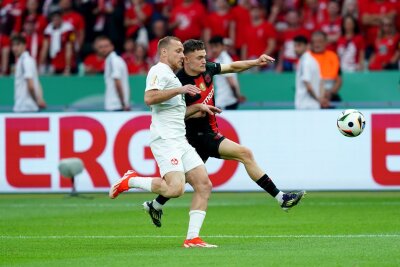 Leverkusen gewinnt Pokal und macht das Double perfekt - Leverkusens Florian Wirtz (r) im Zweikampf mit Kaiserslauterns Ben Zolinski.
