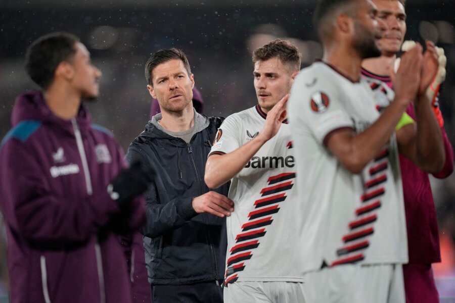 Leverkusens Coach Alonso will noch länger unbesiegt bleiben - Leverkusens Cheftrainer Xabi Alonso (2.v.l) feiert mit seinen Spielern.