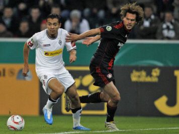 Leverkusens Pokalträume platzen im Elfer-Krimi - Juan Arango (l.) im Duell mit Manuel Friedrich