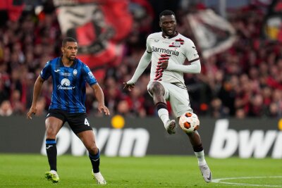 Leverkusens Triple-Traum platzt im Finale von Dublin - Leverkusens Victor Boniface (r) kam zur zweiten Hälfte in die Partie, entscheidende Akzente konnte der Stürmer aber nicht mehr setzen.
