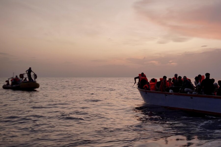 Libanon soll Flüchtlinge an Überfahrt nach Europa hindern - Boote mit Flüchtlingen treiben im Mittelmeer. Immer mehr Migranten vor allem aus Syrien versuchen über den Libanon auf die Mittelmeerinsel Zypern zu gelangen.