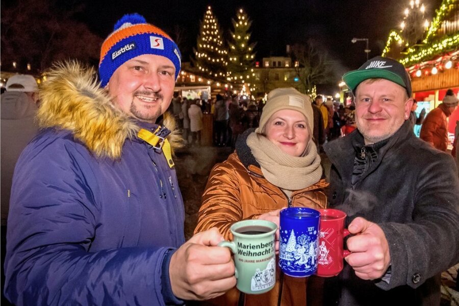 Licht an in Marienberg: Weihnachtmarkt offiziell eröffnet - Auch Michél und Jenni Pohlhaus sowie Enrico Reuter (von links) genossen die weihnachtliche Stimmung.  