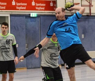 Licht und Schatten zum Start - Steffen Schnabel (am Ball) ist mit den Rodewischer Handballwölfen mit einem Heimsieg in die neue Saison der Handball-Bezirksklasse gestartet. Gegen den SV Sachsen Werdau stand es am Ende 27:25.