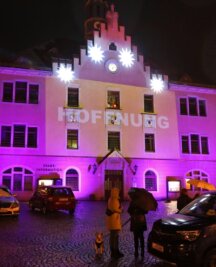 "Lichtblicke" am Rathaus - Das beleuchtete Rathaus am Altmarkt in Hohenstein-Ernstthal