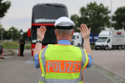 Lichtenau: 23 Reisebusse kontrolliert - Fahrer fährt unter fremdem Namen - 