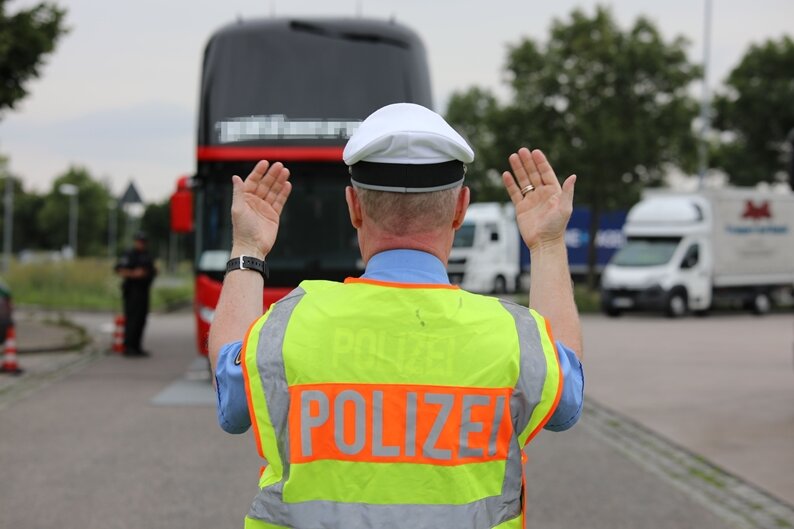 Lichtenau: 23 Reisebusse kontrolliert - Fahrer fährt unter fremdem Namen - 