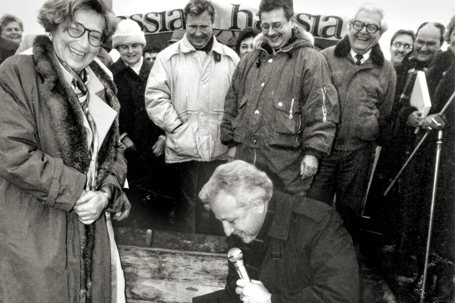 Lichtenau feiert drei Jahrzehnte sprudelnde Tradition - Grundsteinlegung der Lichtenauer Mineralquellen am 13. Dezember 1990 mit Schirmherrin Ingrid Biedenkopf und Geschäftsführer Günter Hinkel.