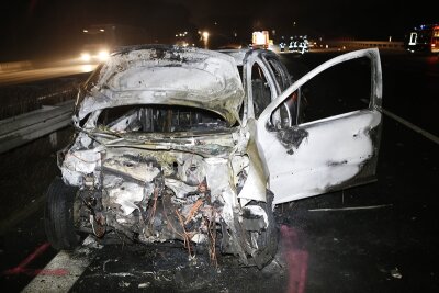 Lichtenau: Peugeot brennt nach Unfall auf A4 aus - Ein Peugeot kam am Mittwochabend auf der A 4 Höhe "Auerswalder Blick" ins Schleudern, kollidierte mit der Leitplanke und mit einem Opel und brannte vollständig aus.