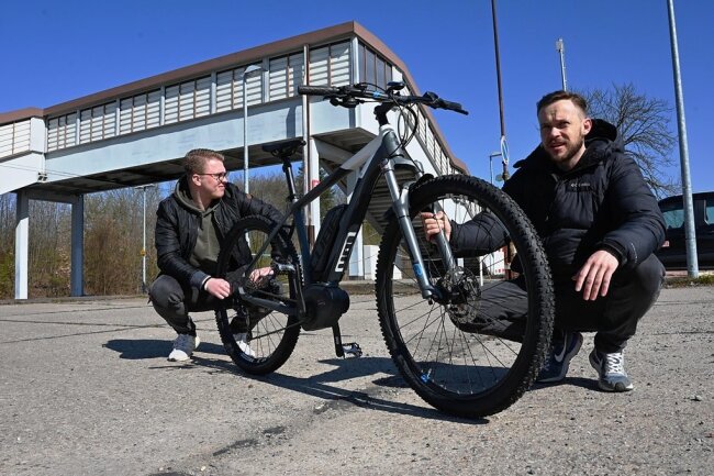 Am Bahnhof Oberlichtenau wollen Patrick Rabe und Steve Winter (rechts) eine Fahrradgarage aufstellen.