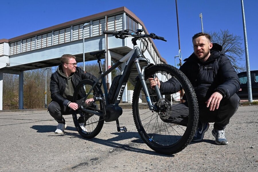 Am Bahnhof Oberlichtenau wollen Patrick Rabe und Steve Winter (rechts) eine Fahrradgarage aufstellen.