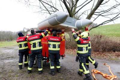 Lichtenau: Wasserleiche nahe Chemnitztal-Radweg gefunden - Feuerwehr mit Rettungsboot