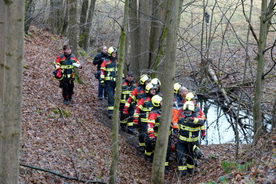 Lichtenau: Wasserleiche nahe Chemnitztal-Radweg gefunden - Bergung der Wasserleiche durch mehrere Einsatzkräfte