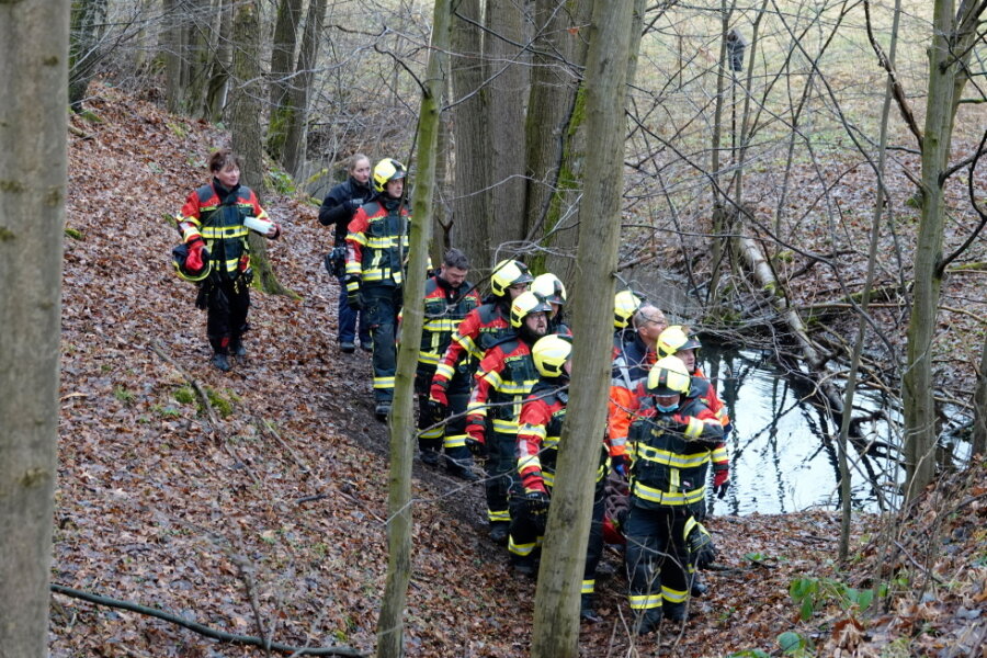 Lichtenau: Wasserleiche nahe Chemnitztal-Radweg gefunden - Bergung der Wasserleiche durch mehrere Einsatzkräfte