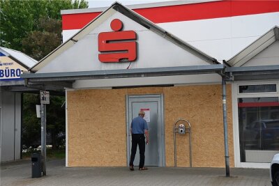 Lichtenauer fordern Sparkassenfiliale - Die Sparkasse im Olipark in Oberlichtenau bleibt weiterhin geschlossen, weil der Bankautomat vor zwei Monaten gesprengt wurde.