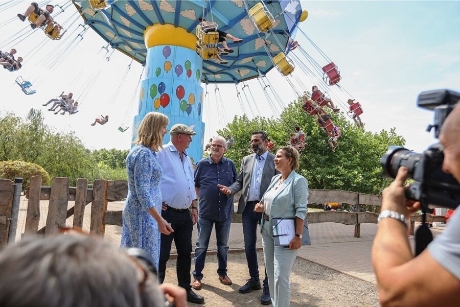 Lichtenauer Sonnenlandpark hofft auf mehr Hilfe - Manuela und Lutz Bernhard Schleith vom Sonnenlandpark, Lutz Müller (Plohn) und Bazil El Atassi (Belantis) mit Barbara Klepsch (v. l.).