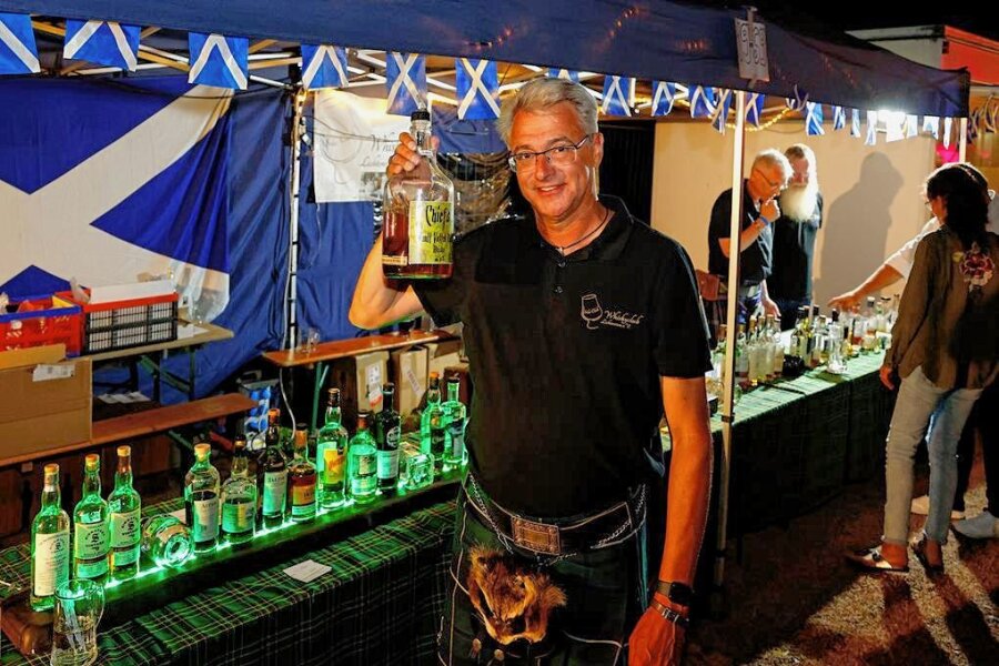 Lichtenstein: 500 Besucher testen Whisky und genießen Musik - Jens Steinert zeigt besondere Whiskymischungen, die es nur zur Whiskynacht gab.