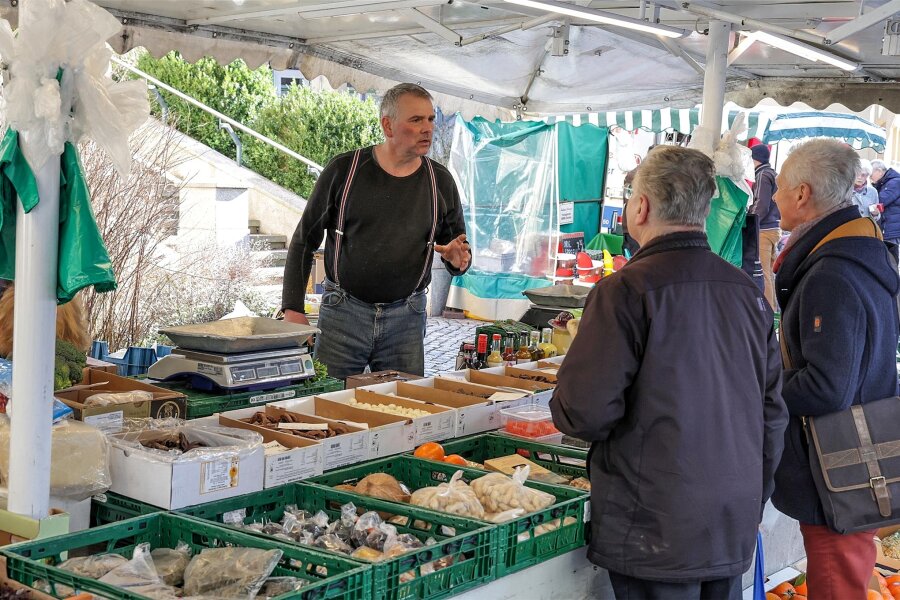 Lichtenstein: Am Donnerstag letzter Markttag in diesem Jahr - Thomas Nobis aus Brünlos bietet seit 30 Jahren Obst und Gemüse auf dem Lichtensteiner Markt an.